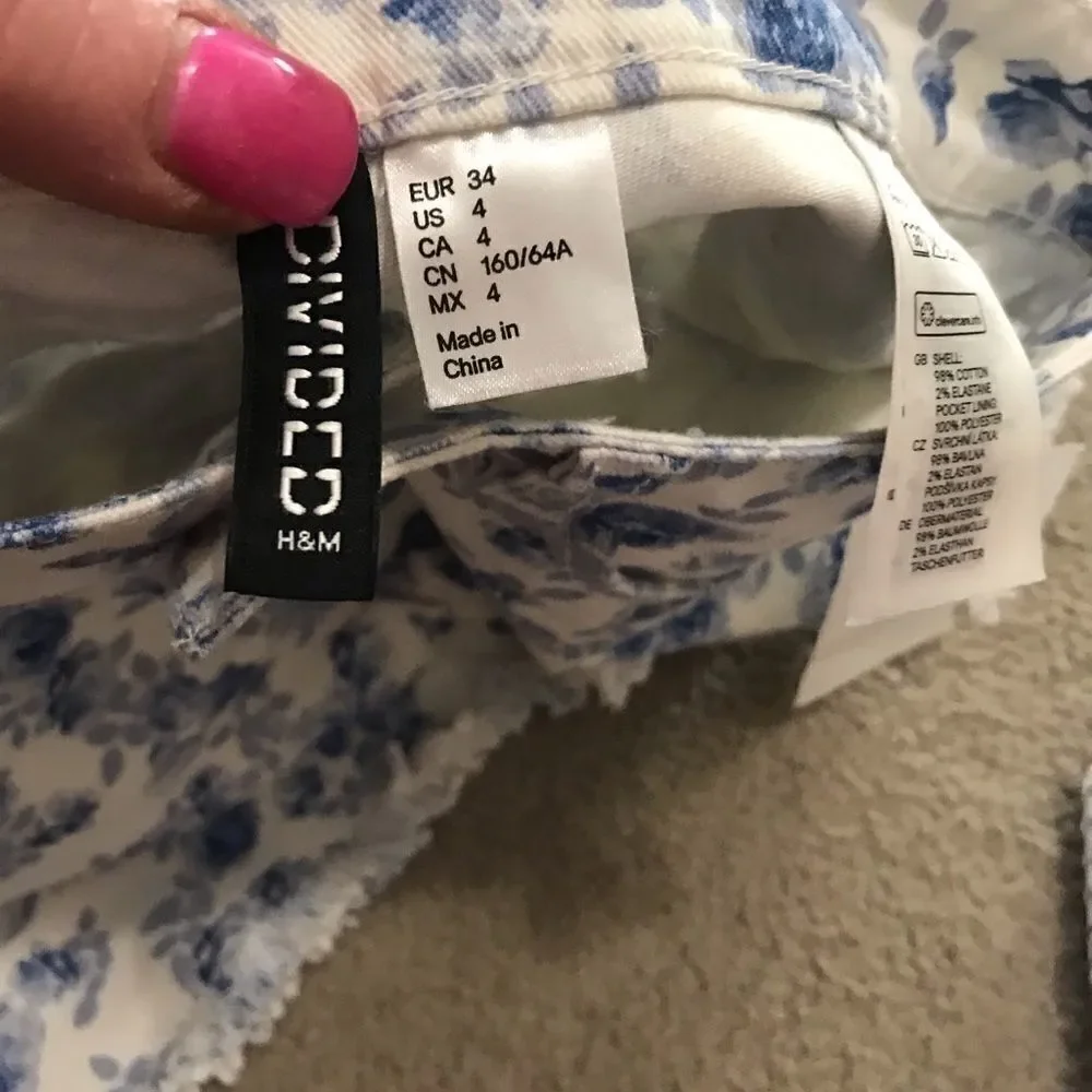 NWT H&M Divided Shorts White Blue Flower Size 4